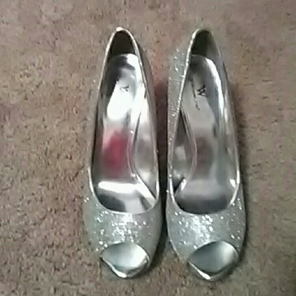 Silver metallic stillettos